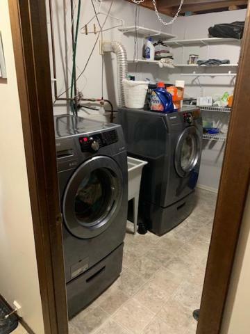 Newly Renovated Basement Suite! Lethbridge Exteriör bild